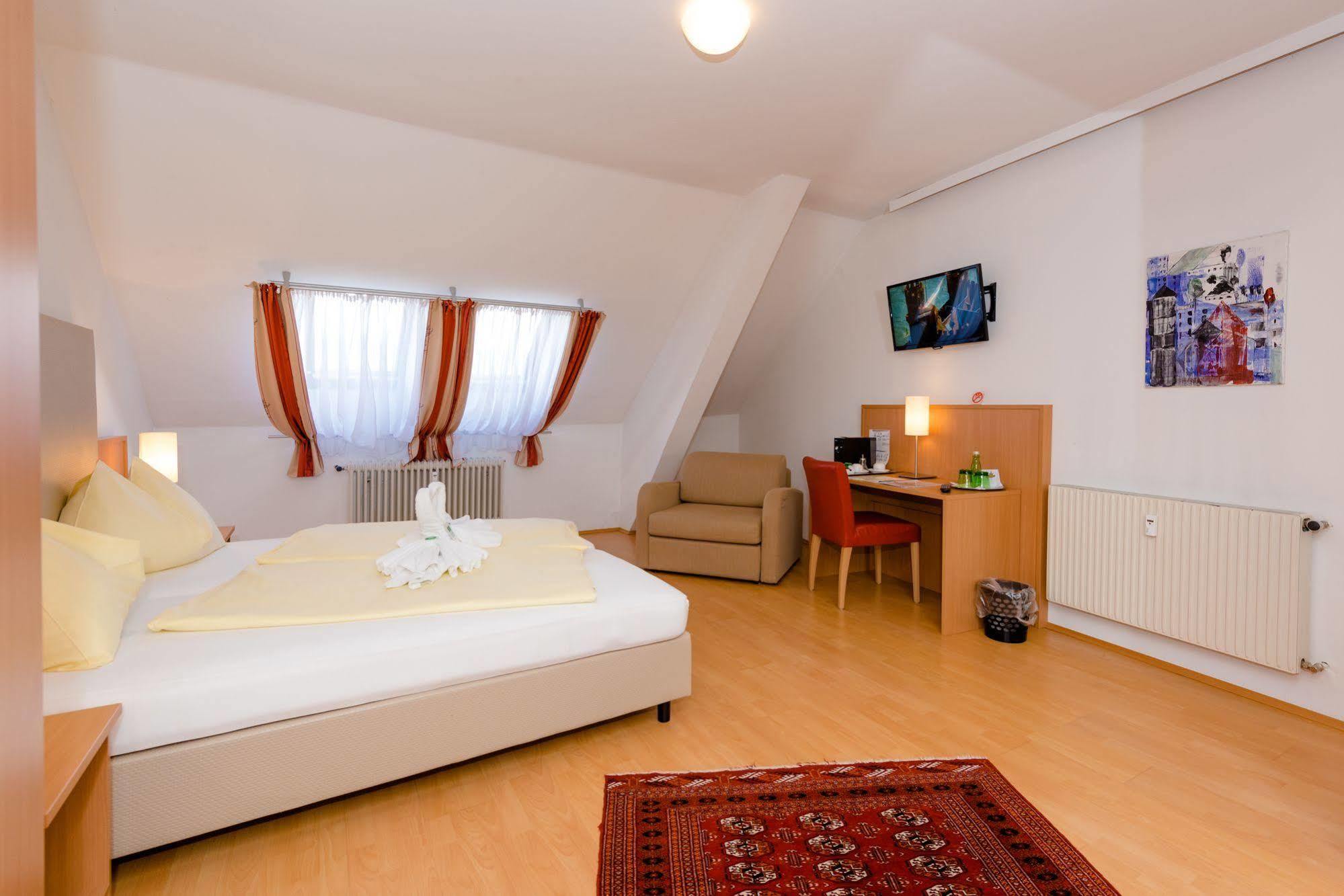 Stadthotel Schwerterbraeu Judenburg Buitenkant foto