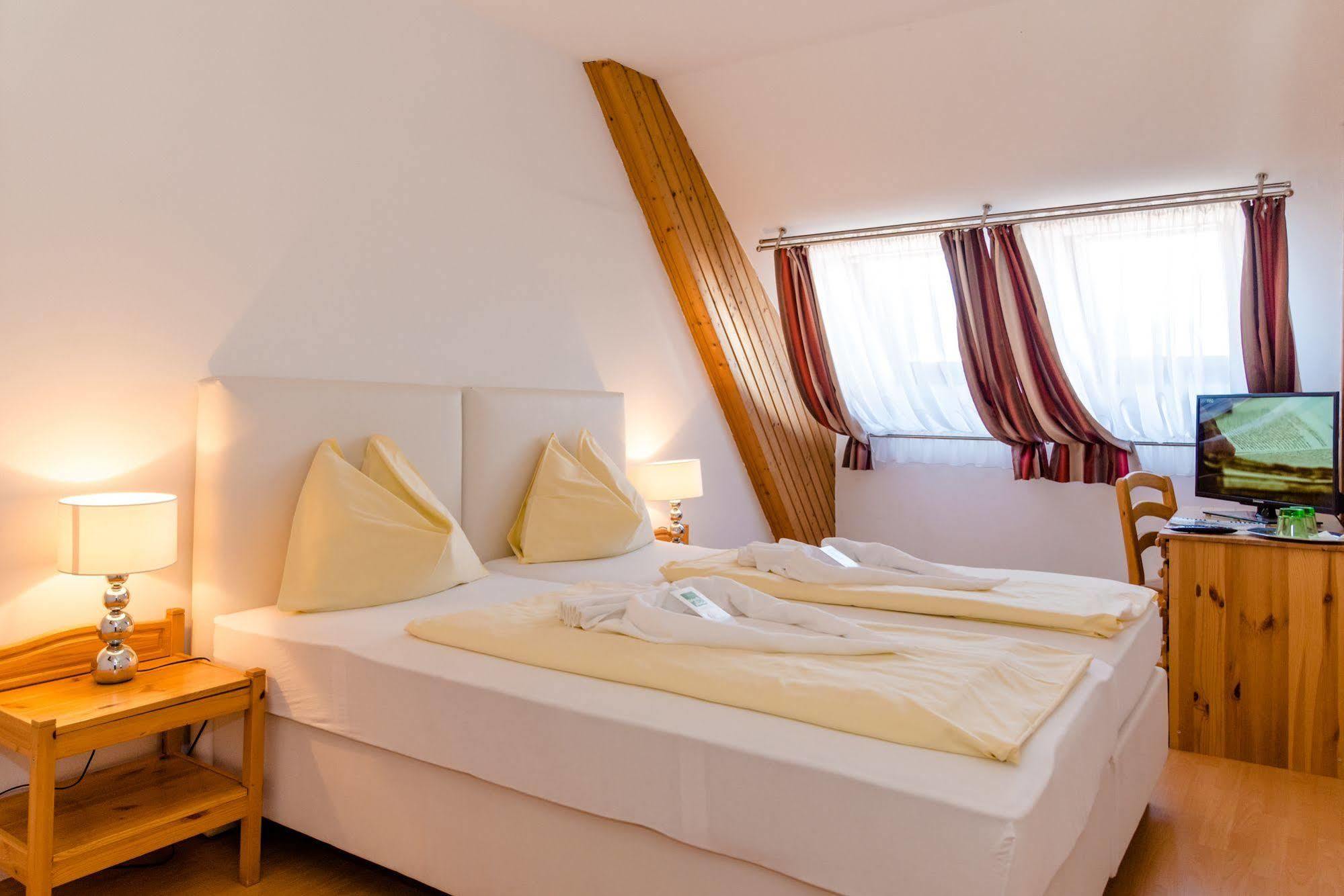 Stadthotel Schwerterbraeu Judenburg Buitenkant foto